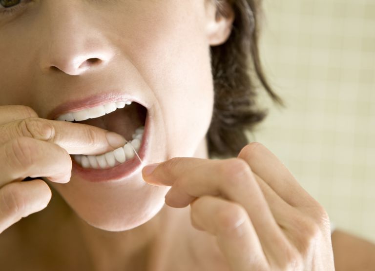 jamy ustnej, jamie ustnej, między zębami, może pomóc, może pomóc zapobieganiu, najmniej razy