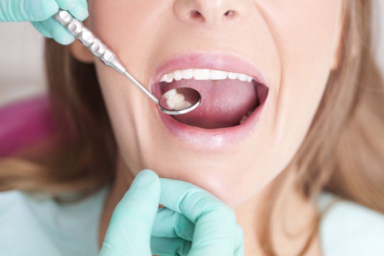 jamy ustnej, jamie ustnej, między zębami, może pomóc, może pomóc zapobieganiu, najmniej razy