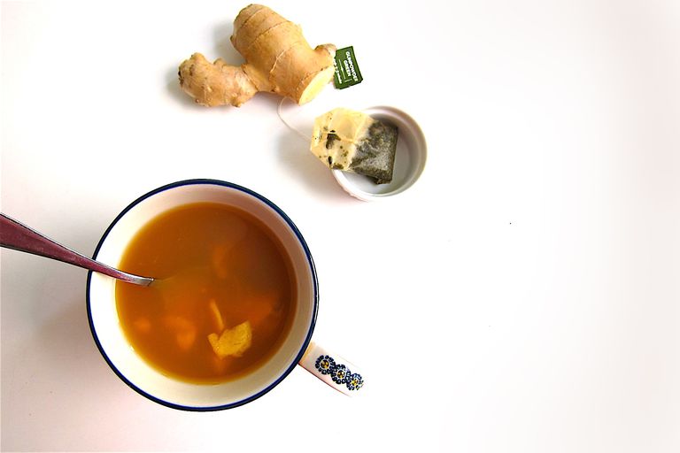 zielona herbata, cydru wody, plasterki imbiru, porcję Kalorie, zielonej herbaty