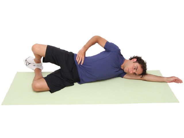 ćwiczeń leżących, ćwiczeń leżących boku, ćwiczeń Pilates, górne kolano, górnej nogi