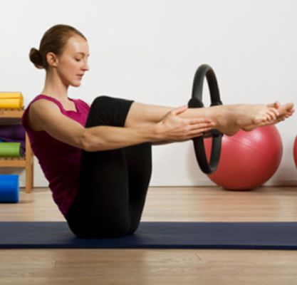 mięśnie brzucha, balans pomocą, kolana kierunku, koło ćwiczeń