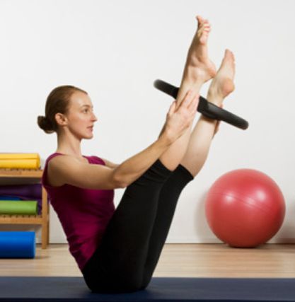 mięśnie brzucha, balans pomocą, kolana kierunku, koło ćwiczeń