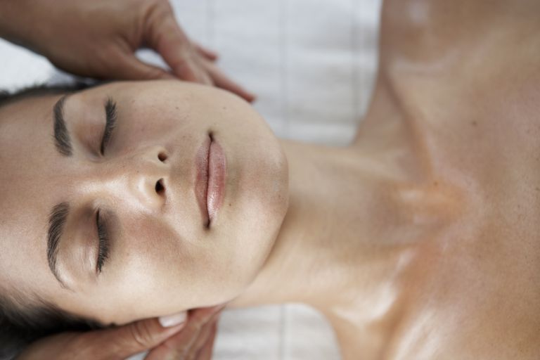 masażu może, przynieść ulgę, staw skroniowo-żuchwowy