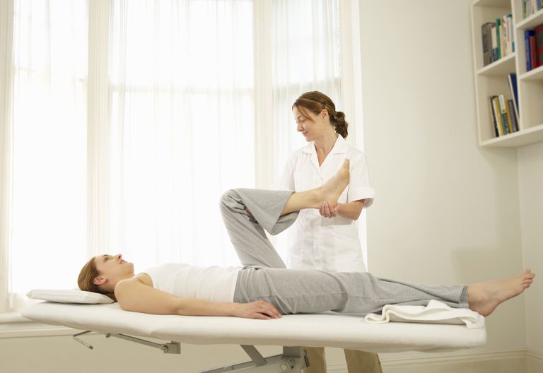 terapii masażu, mięśniami tkankami, naczyniami krwionośnymi, Terapeuta koncentruje