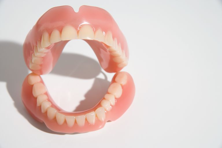 brakujących zębów, łuku zębowym, Częściowe protezy, dentysta który