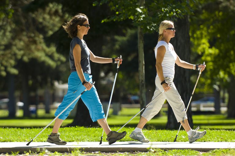 więcej kalorii, Korzystanie kijków, akcji serca, Nordic Walking, regularne chodzenie