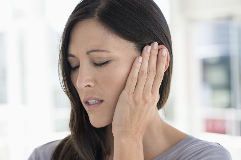 szum uszach, ucha środkowego, dzwonienie uszach, mogą powodować, utratę słuchu, Infekcje ucha środkowego